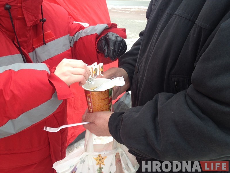 Не дачакаліся маразоў: каля аўтавакзала бясплатна раздаюць чай, супы і пюрэ