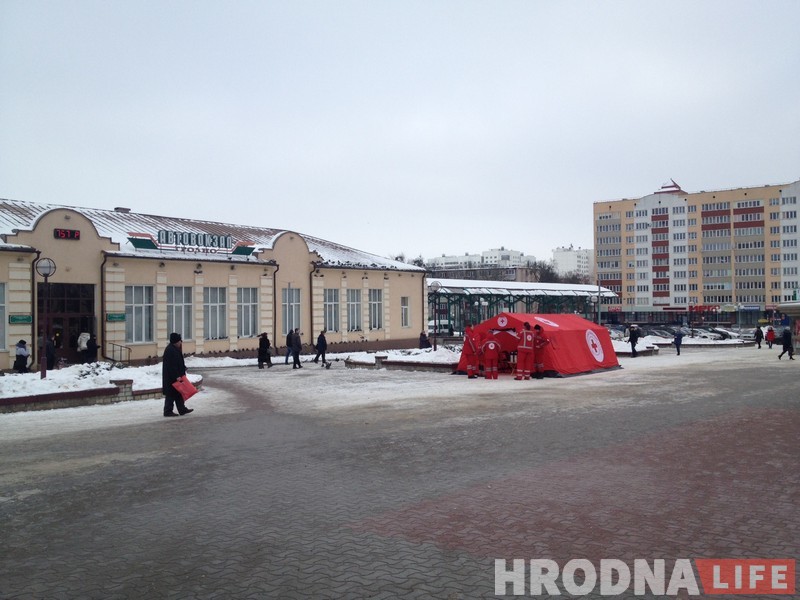 Не дачакаліся маразоў: каля аўтавакзала бясплатна раздаюць чай, супы і пюрэ Не дачакаліся маразоў: каля аўтавакзала бясплатна раздаюць чай, супы і пюрэ