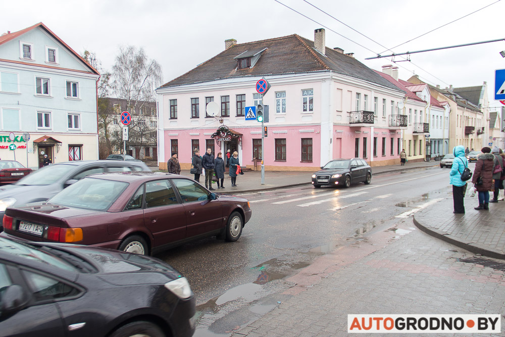 Новы святлафор на Вялікай Траецкай не заўважаюць ні кіроўцы, ні пешаходы. Рэпартаж