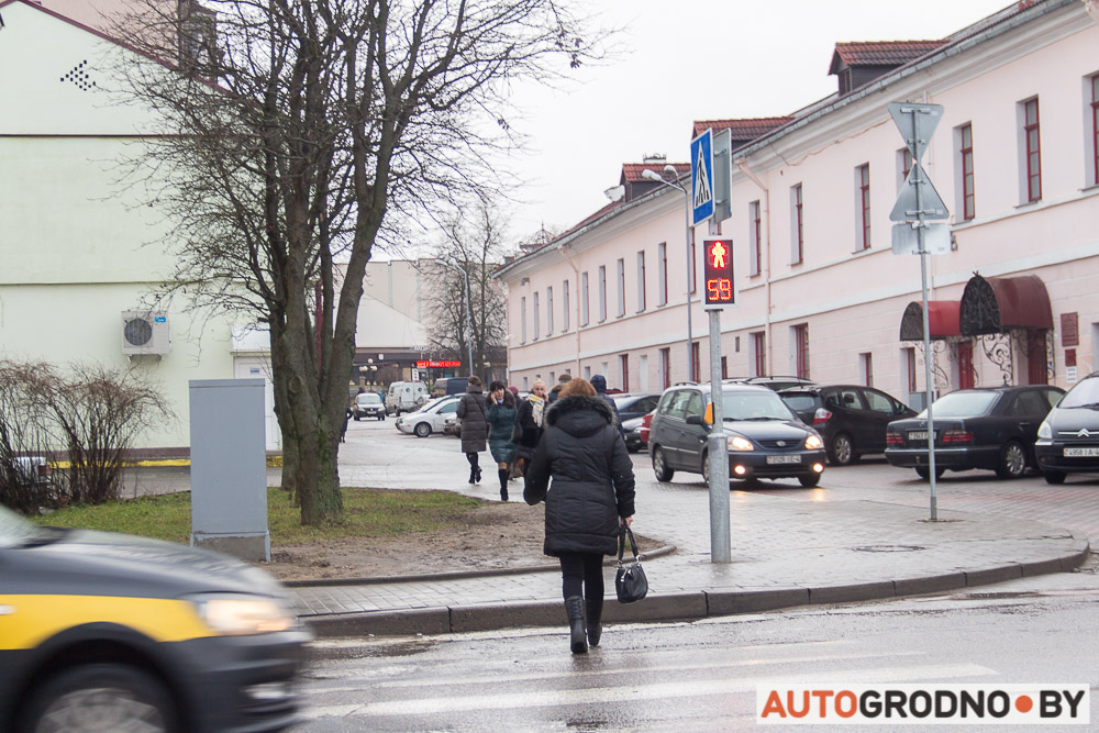 Новы святлафор на Вялікай Траецкай не заўважаюць ні кіроўцы, ні пешаходы. Рэпартаж