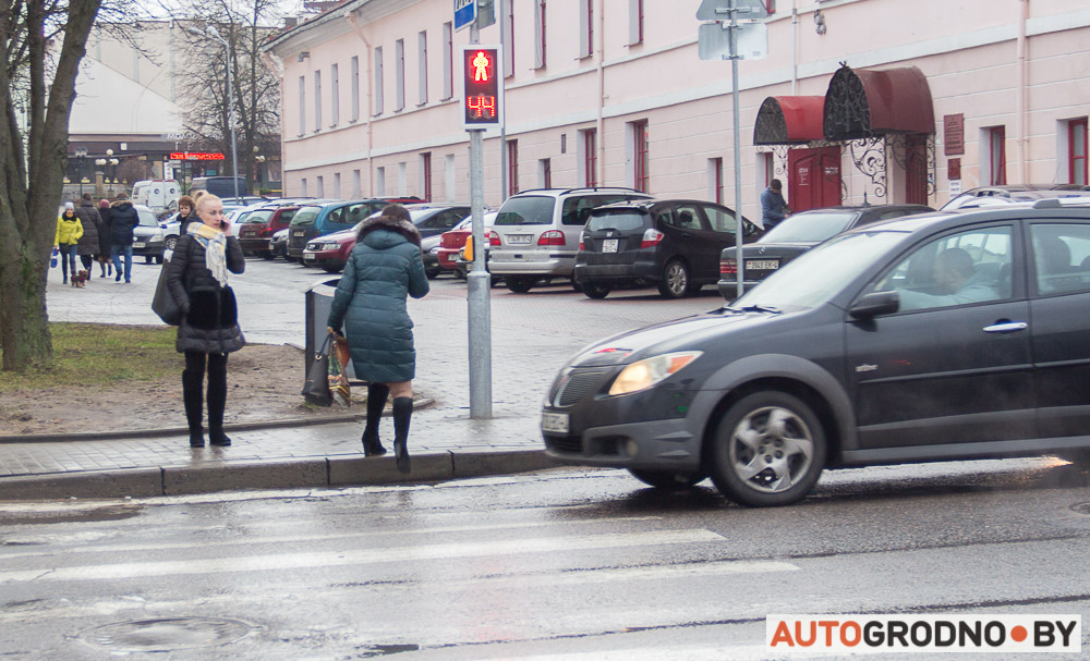 Новы святлафор на Вялікай Траецкай не заўважаюць ні кіроўцы, ні пешаходы. Рэпартаж