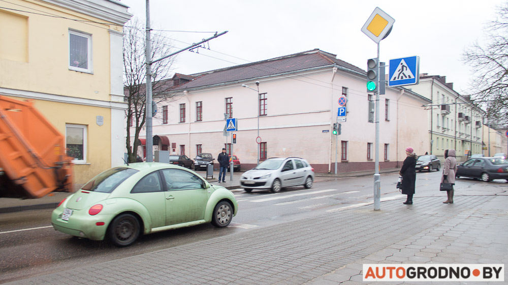 Новы святлафор на Вялікай Траецкай не заўважаюць ні кіроўцы, ні пешаходы. Рэпартаж