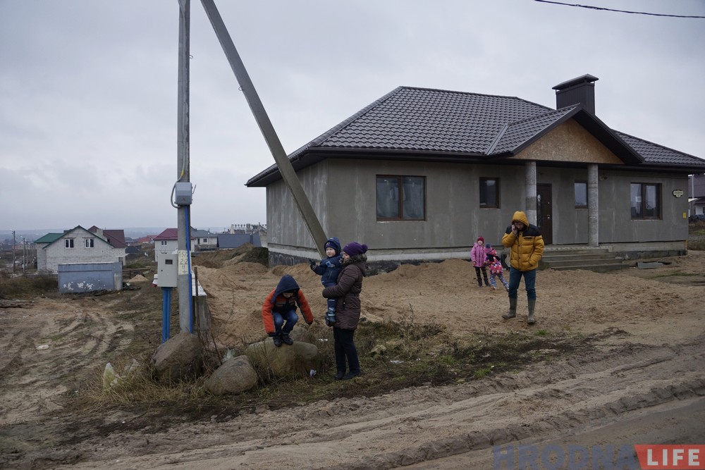 Поўная Забалаць! Грошай на дарогі ў Гродне няма і не будзе. Жыхары кажуць, што гэта парушэнне ўказа прэзідэнта