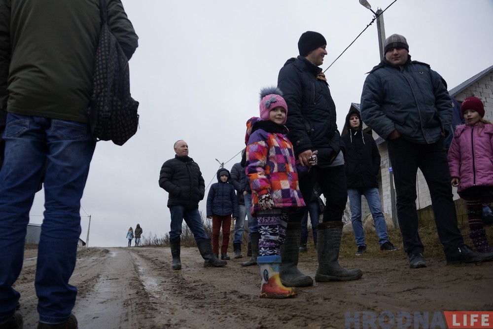 Поўная Забалаць! Грошай на дарогі ў Гродне няма і не будзе. Жыхары кажуць, што гэта парушэнне ўказа прэзідэнта