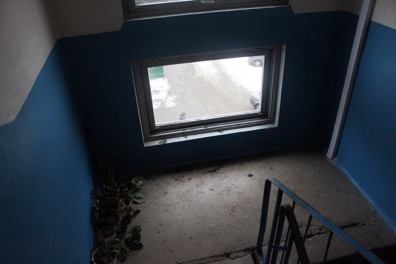 Дзіўнае здарэнне "у Юры": на Урублеўскага з акна пад'езда выпаў мужчына