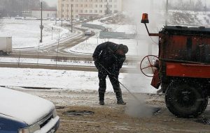 Гродзенскія ўлады патлумачылі, чаму рамантаваць дарогу ў снегапад гэта ОК