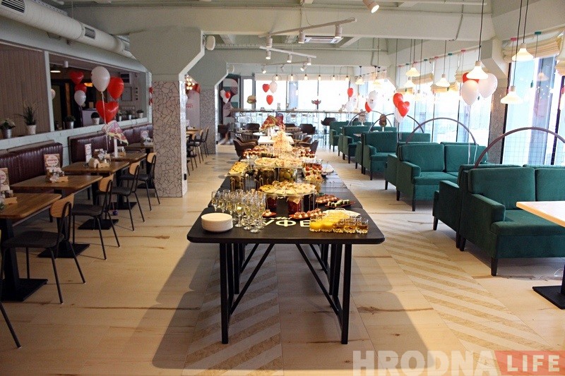 Цяпер у Гродне можна любавацца відамі старога горада з панарамнага ліфта і новай залы "Вялікага буфета" Цяпер у Гродне можна любавацца відамі старога горада з панарамнага ліфта і новай залы "Вялікага буфета"