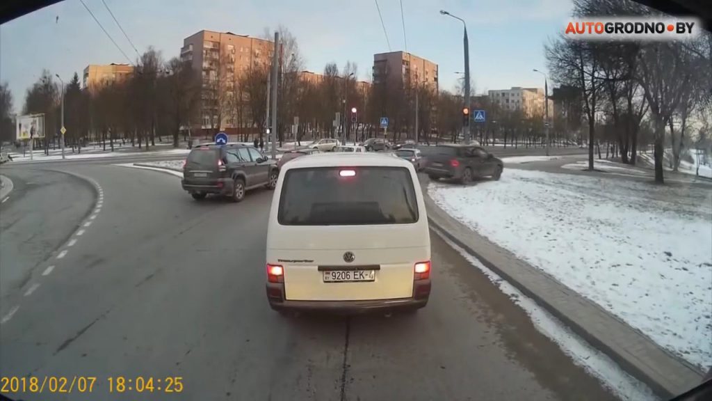 У Гродне Porsche Cayenne з расійскімі нумарамі не дачакаўся "зялёнага" і аб'ехаў святлафор па газоне