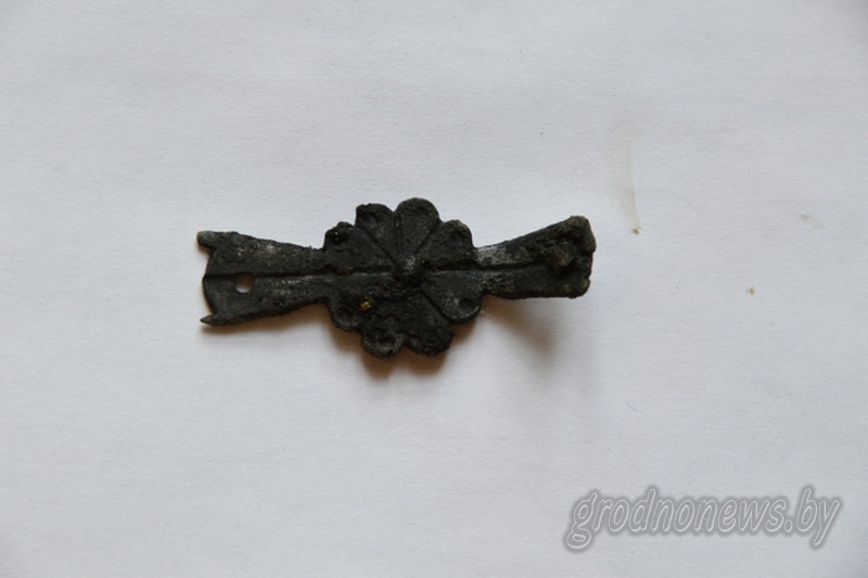 На Замкавай гары археолагі знайшлі залатую накладку для абраза ці кнігі