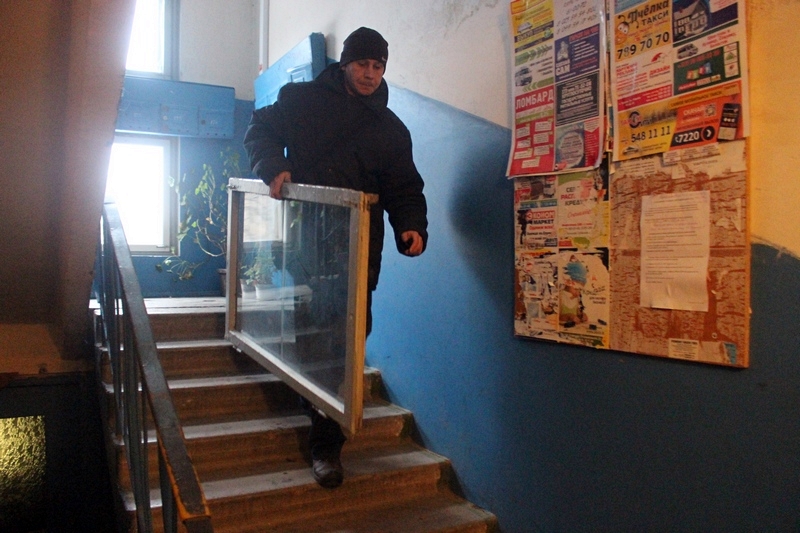 Дзіўнае здарэнне "у Юры": на Урублеўскага з акна пад'езда выпаў мужчына