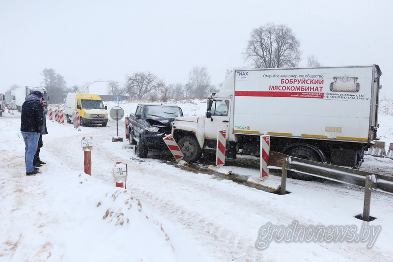 Фотафакт: лабавое сутыкненне машын выклікала кіламетровыя чэргі на трасе Гродна-Мінск