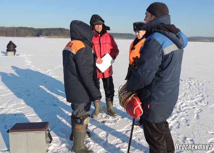 Думаў, што таўшчыня лёду 20 см, а насамрэч -7: як ратавальнікі сочаць за рыбакамі