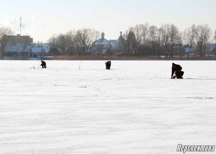 Думаў, што таўшчыня лёду 20 см, а насамрэч -7: як ратавальнікі сочаць за рыбакамі