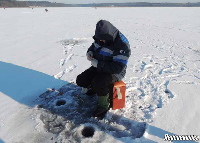 Думаў, што таўшчыня лёду 20 см, а насамрэч -7: як ратавальнікі сочаць за рыбакамі