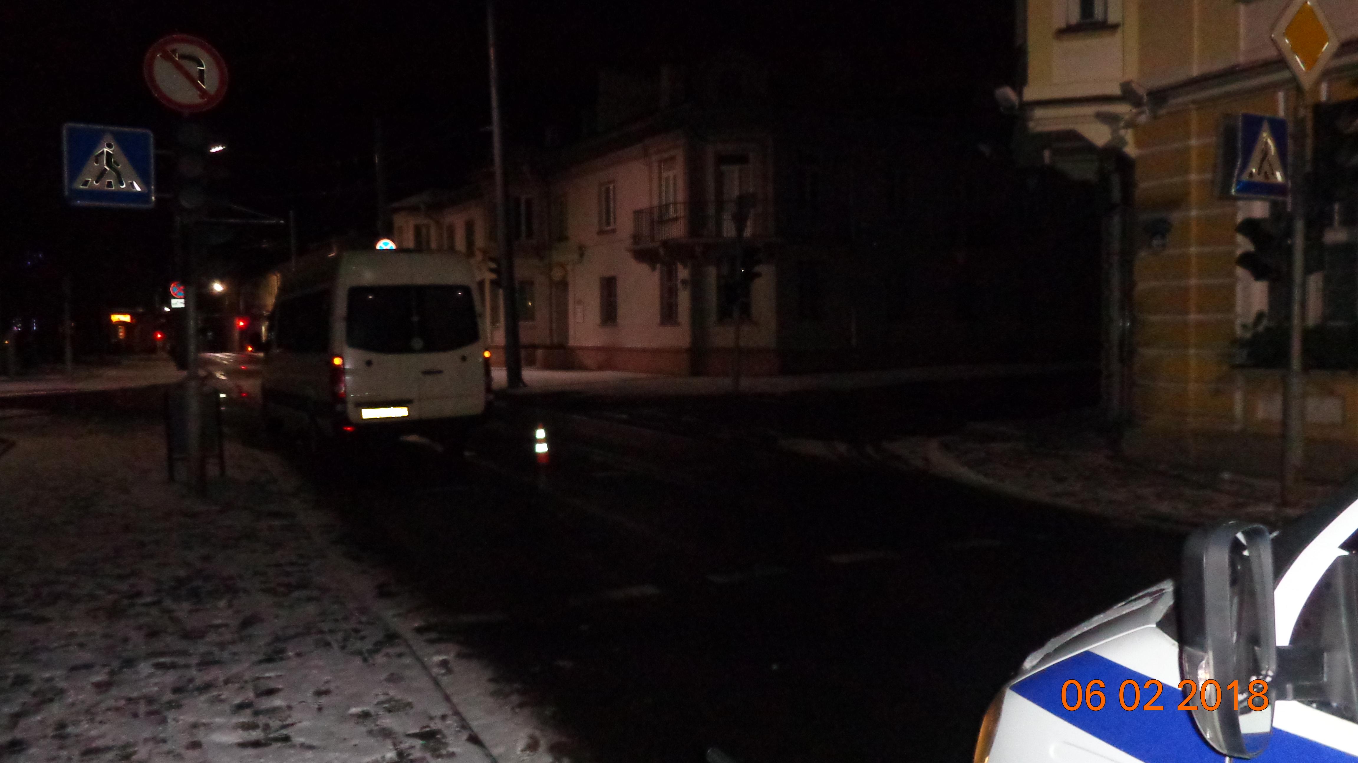 На пешаходным пераходзе ў цэнтры Гродна міжгародняя маршрутка збіла дзяўчыну