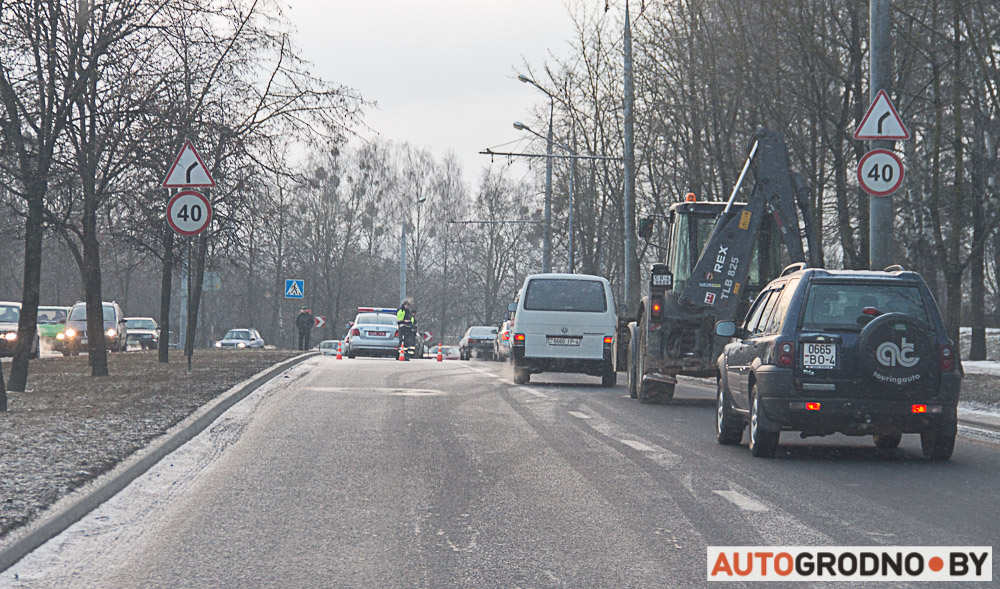 На нерэгуляваным пераходзе па вул. Вясенняй збілі жанчыну, якая пераходзіла дарогу з дзецьмі