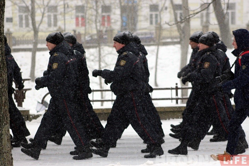ФОТА: Марш міліцыі па вуліцах Гродна ў снегапад ФОТА: Марш міліцыі па вуліцах Гродна ў снегапад