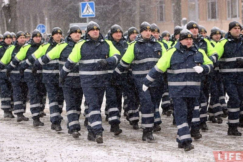 ФОТА: Марш міліцыі па вуліцах Гродна ў снегапад ФОТА: Марш міліцыі па вуліцах Гродна ў снегапад