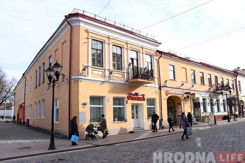 Глядзіце, як па-рознаму выглядаюць суседнія старыя падвалы ў цэнтры Гродна