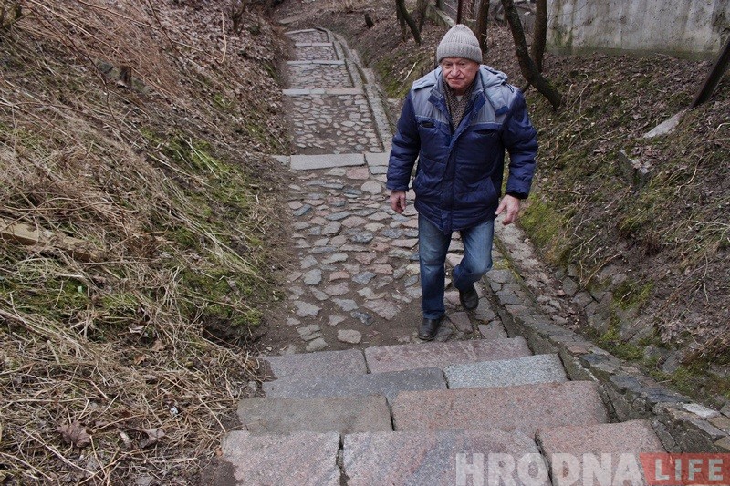 "Хутка разваліцца". Пенсіянер заклікае ратаваць лесвіцу на Завяршчызне, але ніхто не спяшаецца