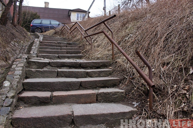 "Хутка разваліцца". Пенсіянер заклікае ратаваць лесвіцу на Завяршчызне, але ніхто не спяшаецца