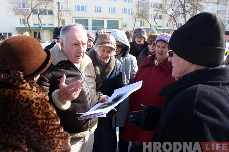 "Дзе дэпутат Бераснева?" Жыхары Ажэшкі зноў выйшлі супраць кафэ ў іх двары