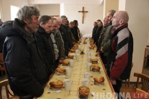 Для бедных і бяздомных у Гродне зладзілі Велікодны абед