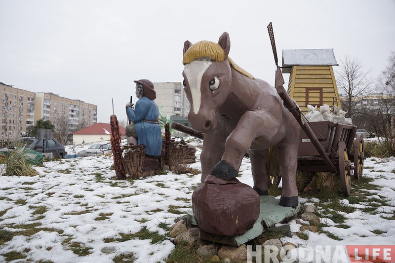 Постмадэрн сваімі рукамі. Як упрыгожваюць двары на раёнах у Гродне і не толькі