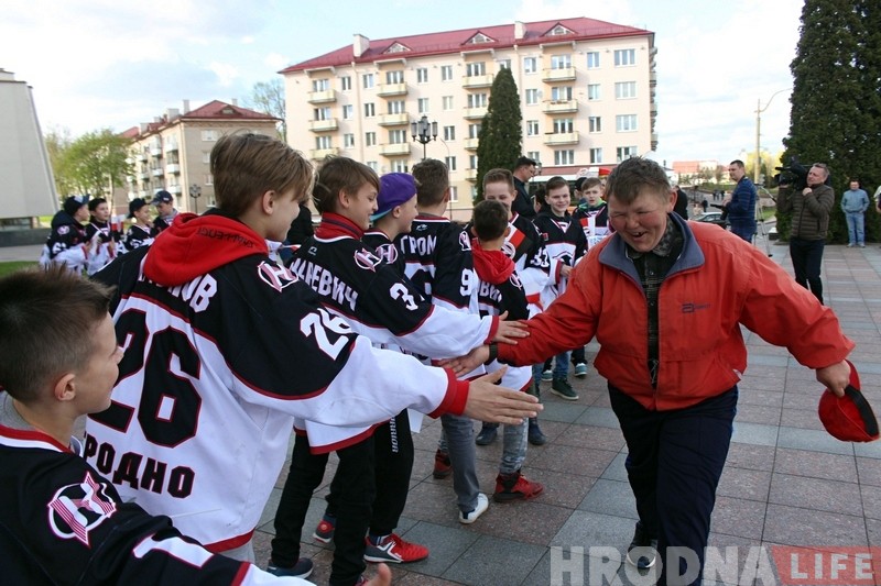 У драмтэатры гродзенцы павіншавалі "Нёман" з чэмпіёнствам У драмтэатры гродзенцы павіншавалі "Нёман" з чэмпіёнствам