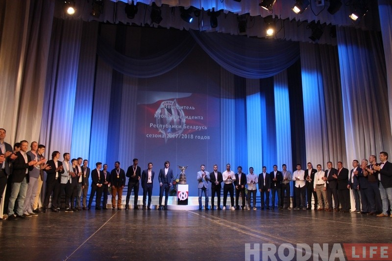 У драмтэатры гродзенцы павіншавалі "Нёман" з чэмпіёнствам У драмтэатры гродзенцы павіншавалі "Нёман" з чэмпіёнствам