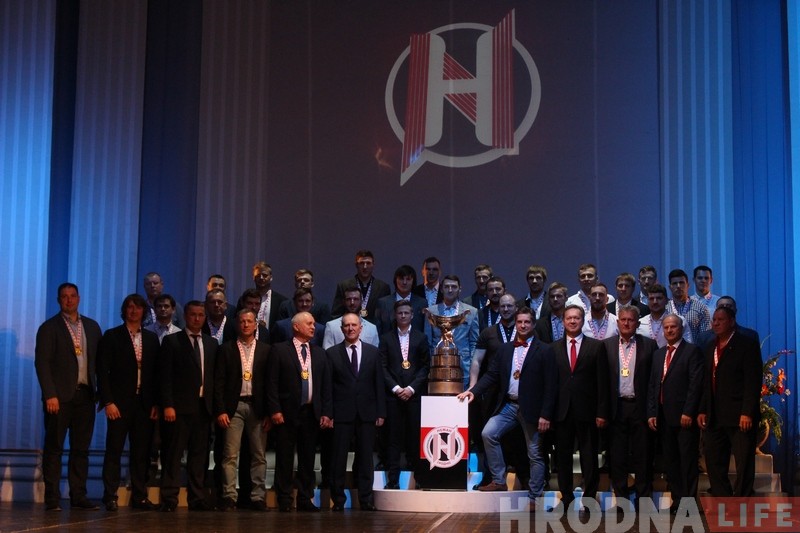 У драмтэатры гродзенцы павіншавалі "Нёман" з чэмпіёнствам У драмтэатры гродзенцы павіншавалі "Нёман" з чэмпіёнствам