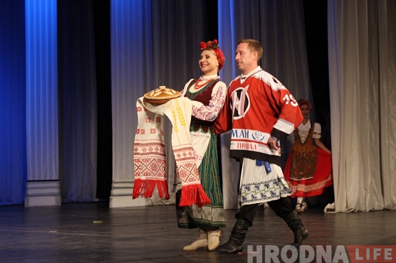 У драмтэатры гродзенцы павіншавалі "Нёман" з чэмпіёнствам У драмтэатры гродзенцы павіншавалі "Нёман" з чэмпіёнствам