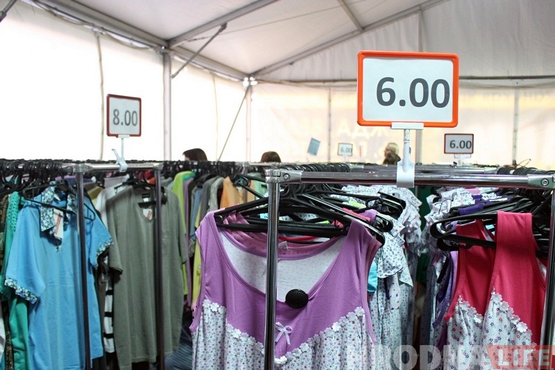 Кірмаш "КРЯК" адкрыўся ў Гродне: футры, абутак, пасцельная - усё танна! А NaviBand бясплатна