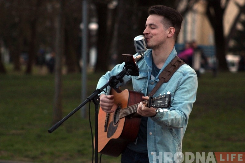 Вулічны музыка з Мінска адыграў для гродзенцаў вялікі канцэрт