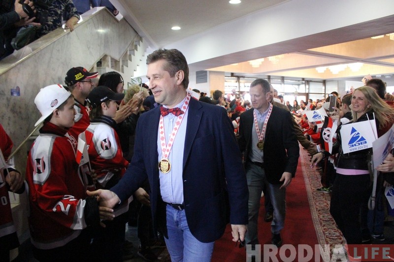 У драмтэатры гродзенцы павіншавалі "Нёман" з чэмпіёнствам У драмтэатры гродзенцы павіншавалі "Нёман" з чэмпіёнствам