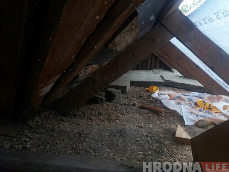 На гарышчы дома ў цэнтры Гродна знайшлі зброю загорнутую ў сцяг са свастыкай На гарышчы дома ў цэнтры Гродна знайшлі зброю загорнутую ў сцяг са свастыкай