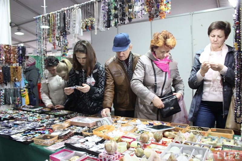 Кірмаш "КРЯК" адкрыўся ў Гродне: футры, абутак, пасцельная - усё танна! А NaviBand бясплатна