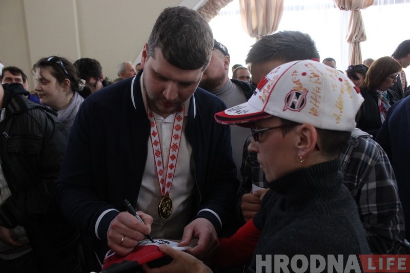 У драмтэатры гродзенцы павіншавалі "Нёман" з чэмпіёнствам У драмтэатры гродзенцы павіншавалі "Нёман" з чэмпіёнствам