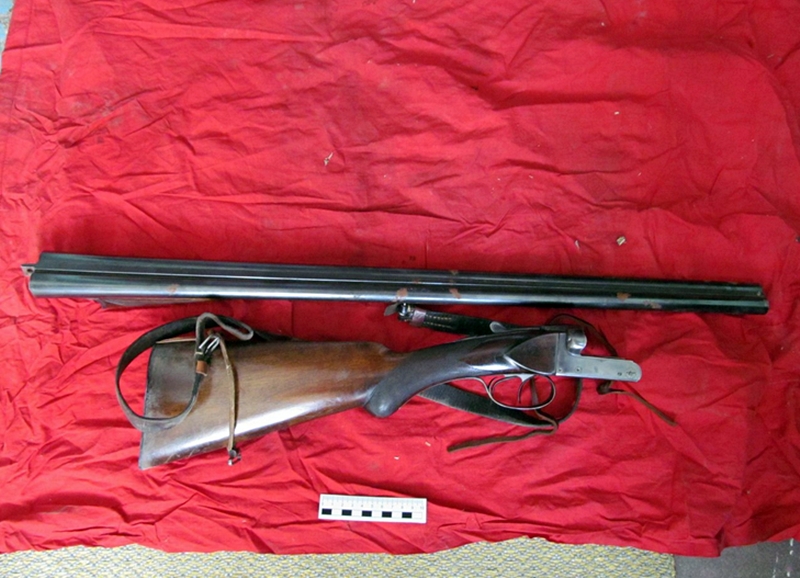 На гарышчы дома ў цэнтры Гродна знайшлі зброю загорнутую ў сцяг са свастыкай На гарышчы дома ў цэнтры Гродна знайшлі зброю загорнутую ў сцяг са свастыкай