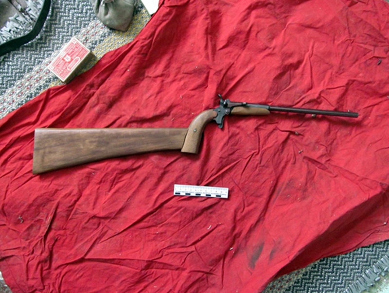 На гарышчы дома ў цэнтры Гродна знайшлі зброю загорнутую ў сцяг са свастыкай На гарышчы дома ў цэнтры Гродна знайшлі зброю загорнутую ў сцяг са свастыкай