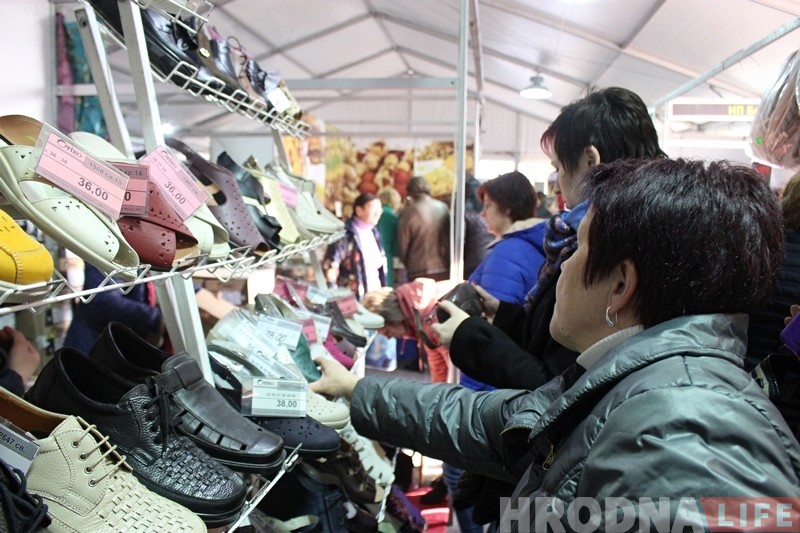 Кірмаш "КРЯК" адкрыўся ў Гродне: футры, абутак, пасцельная - усё танна! А NaviBand бясплатна