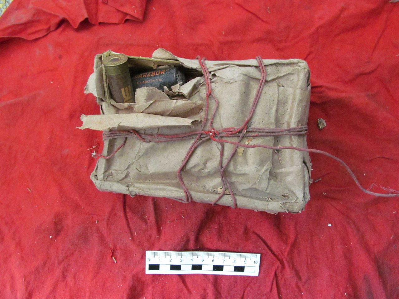 На гарышчы дома ў цэнтры Гродна знайшлі зброю загорнутую ў сцяг са свастыкай На гарышчы дома ў цэнтры Гродна знайшлі зброю загорнутую ў сцяг са свастыкай