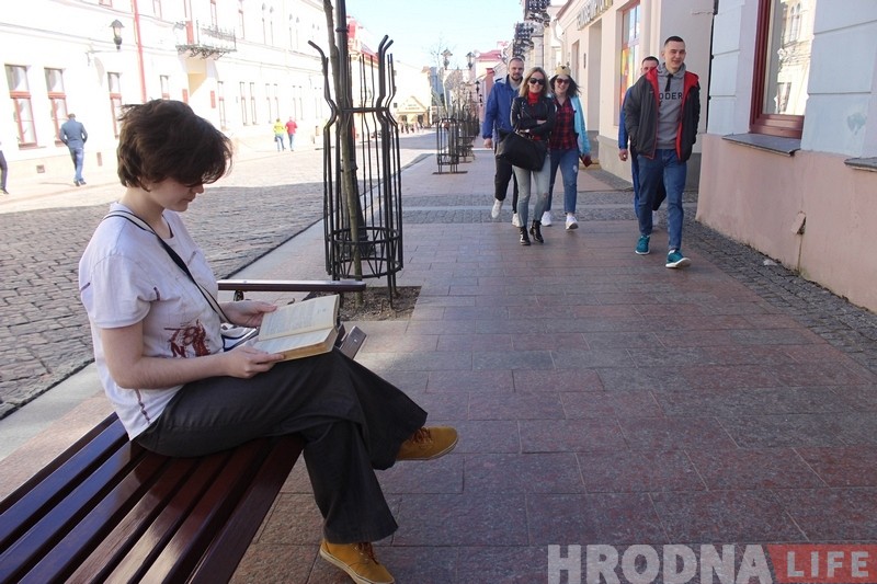 На Савецкую прывезлі лаўкі. Што кажуць гараджане?