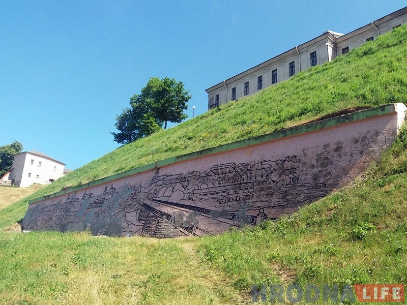 Мастакі пачалі аднаўляць 40-метровую панараму Гродна ля падножжа Новага замка