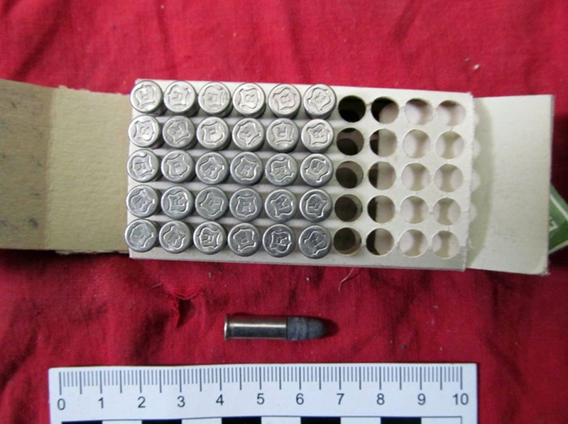 На гарышчы дома ў цэнтры Гродна знайшлі зброю загорнутую ў сцяг са свастыкай На гарышчы дома ў цэнтры Гродна знайшлі зброю загорнутую ў сцяг са свастыкай