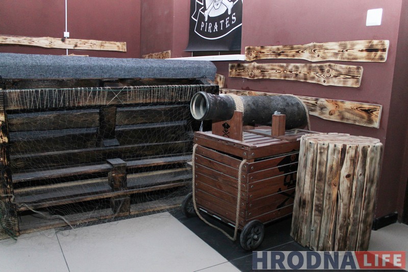 Бар з «агеньчыкам». У Гродне адкрыўся пірацкі “Карсар” Бар з «агеньчыкам». У Гродне адкрыўся пірацкі “Карсар”