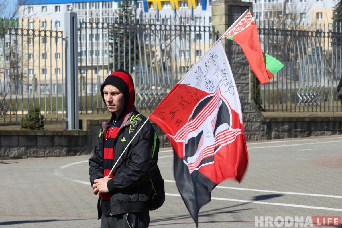 Чырвона-чорная армія гродзенскіх заўзятараў едзе ў Мінск па Кубак краіны Чырвона-чорная армія гродзенскіх заўзятараў едзе ў Мінск па Кубак краіны