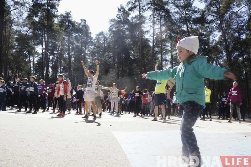 Масавы забег і шарыкі у небе. Як гродзенцы адзначылі Дзень здароўя (Фота) Масавы забег і шарыкі у небе. Як гродзенцы адзначылі Дзень здароўя (Фота)