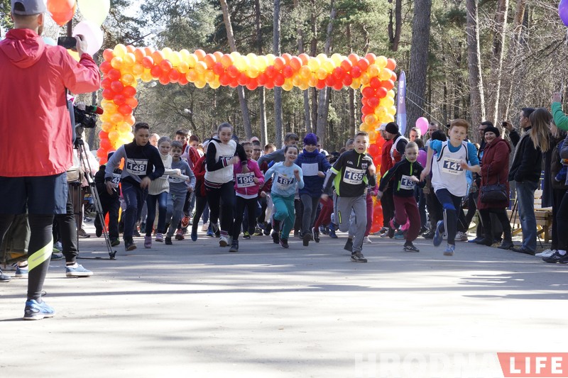 Масавы забег і шарыкі у небе. Як гродзенцы адзначылі Дзень здароўя (Фота) Масавы забег і шарыкі у небе. Як гродзенцы адзначылі Дзень здароўя (Фота)