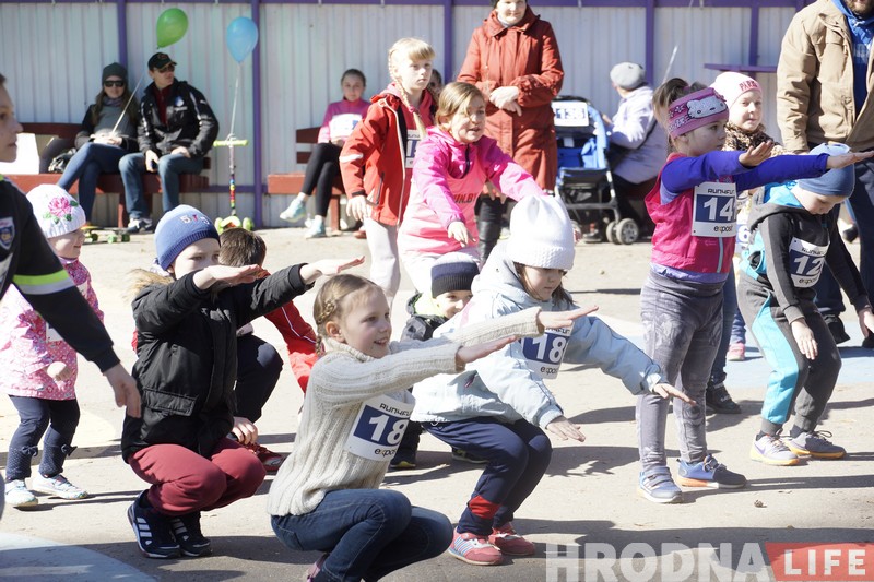 Масавы забег і шарыкі у небе. Як гродзенцы адзначылі Дзень здароўя (Фота) Масавы забег і шарыкі у небе. Як гродзенцы адзначылі Дзень здароўя (Фота)